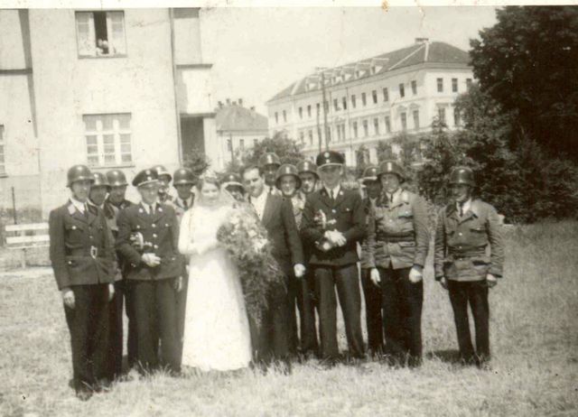 Feuerwehrhochzeit Anfang 1950er - Jahre - der Leondinger Stadtplatz, damals Ortsplatz war noch eine Wiese..
