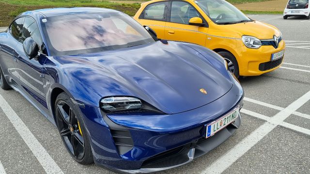 2 feine Elektroautos - zirka 600 PS Unterschied . im Gelben sitzt man aber möglicherwiese etwas komfortabler!