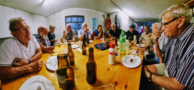 Stammtisch wann die Wirtin zua hat!