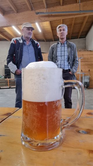 Zur Siegererhung wird das eigens gebraute Ruflinger Oktoberfestbier verkostet. Auch für Fans und Kiebitze sollte die eine oder andere Maß bereit sein!
