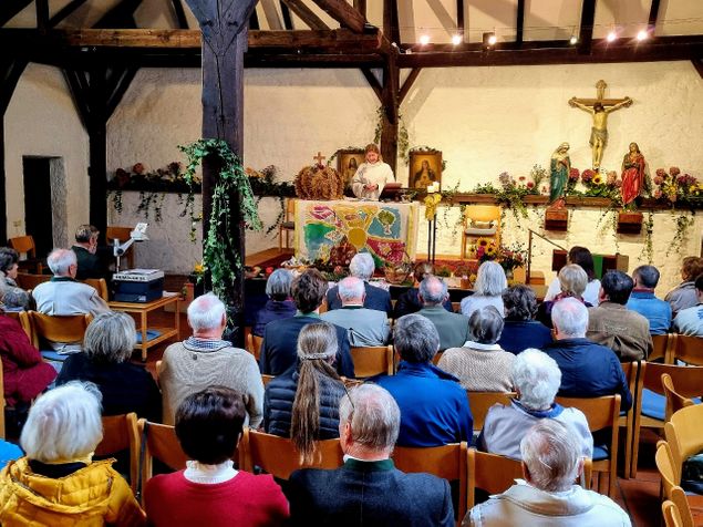 Im randvollen Dorfstadl wurde ein würdiges Erntedankfest gefeiert