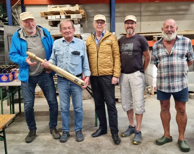 4. Ruflinger Wurstkessel-Stöbelturnier - Sieger Sepp Pachinger mit dem Wanderpreis Goldener Stöbel